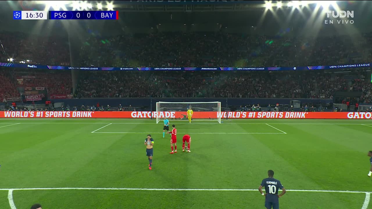 ¡GOL!  anota para FC Bayern München. Harry Kane