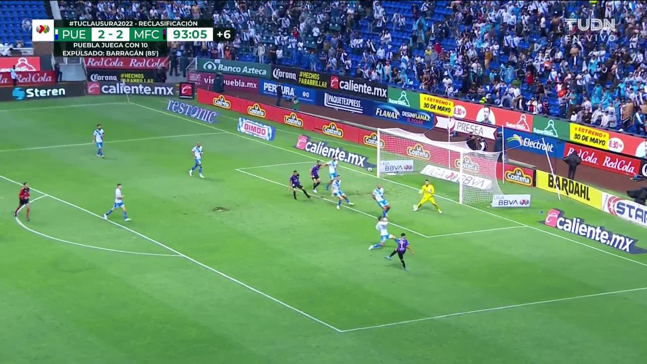 ¡TIRO ATAJADO! disparo por Iván Moreno.