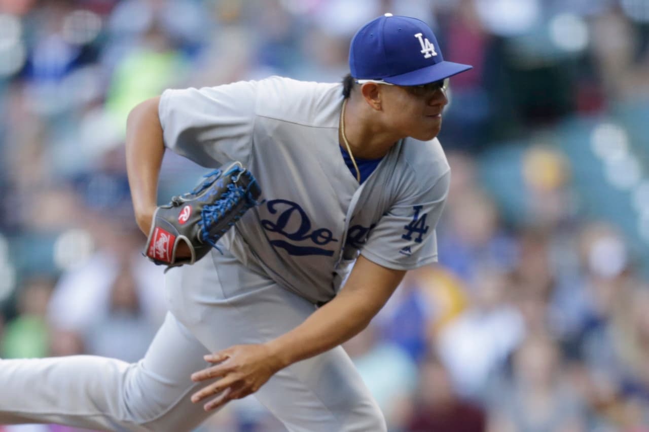 El novato mexicano Julio Urías logró su primer triunfo en Grandes Ligas
