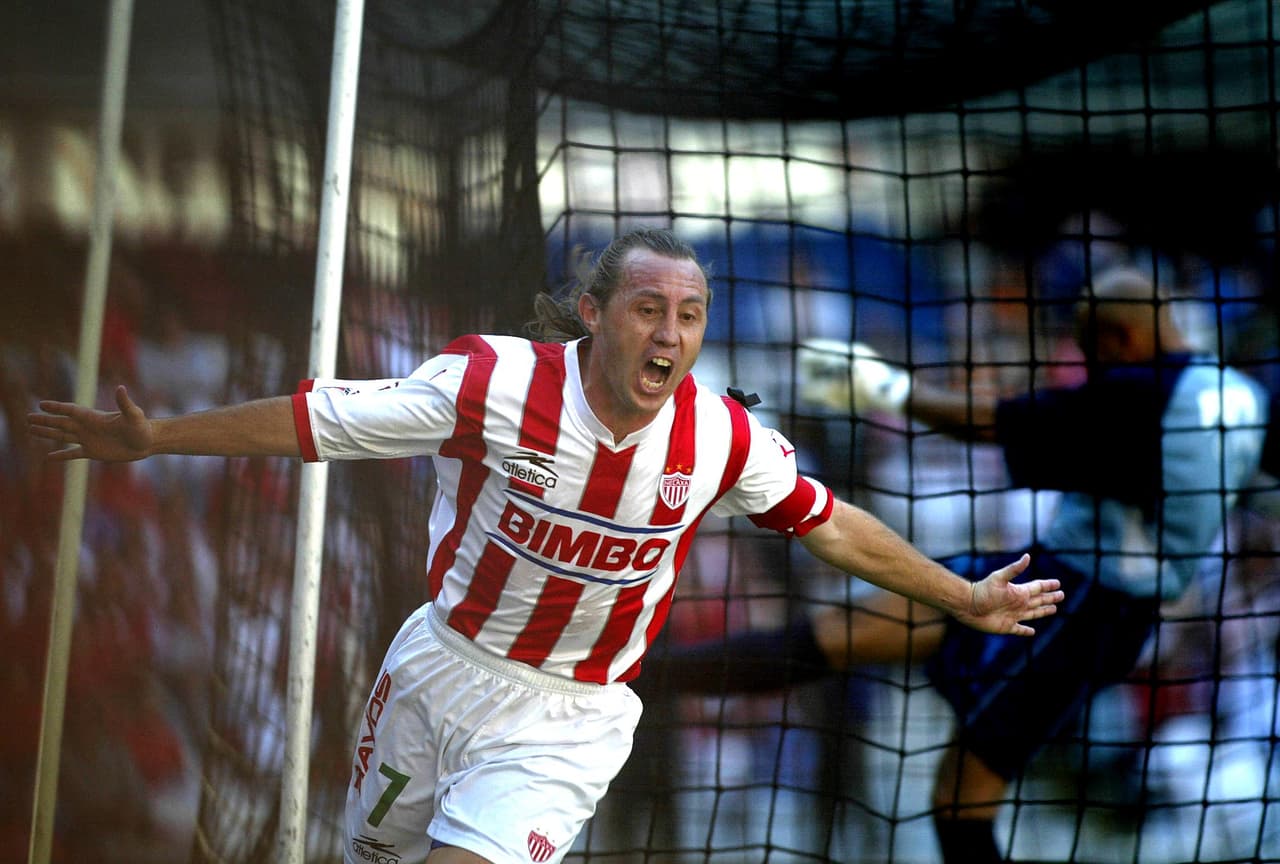 Aguinaga ganó con los Rayos siete títulos. (3 ligas, 1 Copa México, 1 Campeón de Campeones, 1 Recopa de la Concacaf y 1 Concacaf. Además, de ganar el tercer lugar del Mundial de Clubes en el 2000.