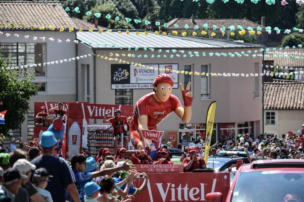 En la localidad de Mouilleron-Saint-Germain hubo toda una fiesta por al salida de los pedalistas, pues lo mejor del mundo en ciclismo de ruta, año con año, suele participar en este gran evento.