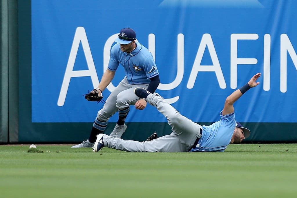 Kevin Kiermaier de los Tampa Bay Rays no llega a la cita con la pelota y su compañero Austin Meadows llega a rescatarlo en el partido de este martes contra los Minnesota Twins.