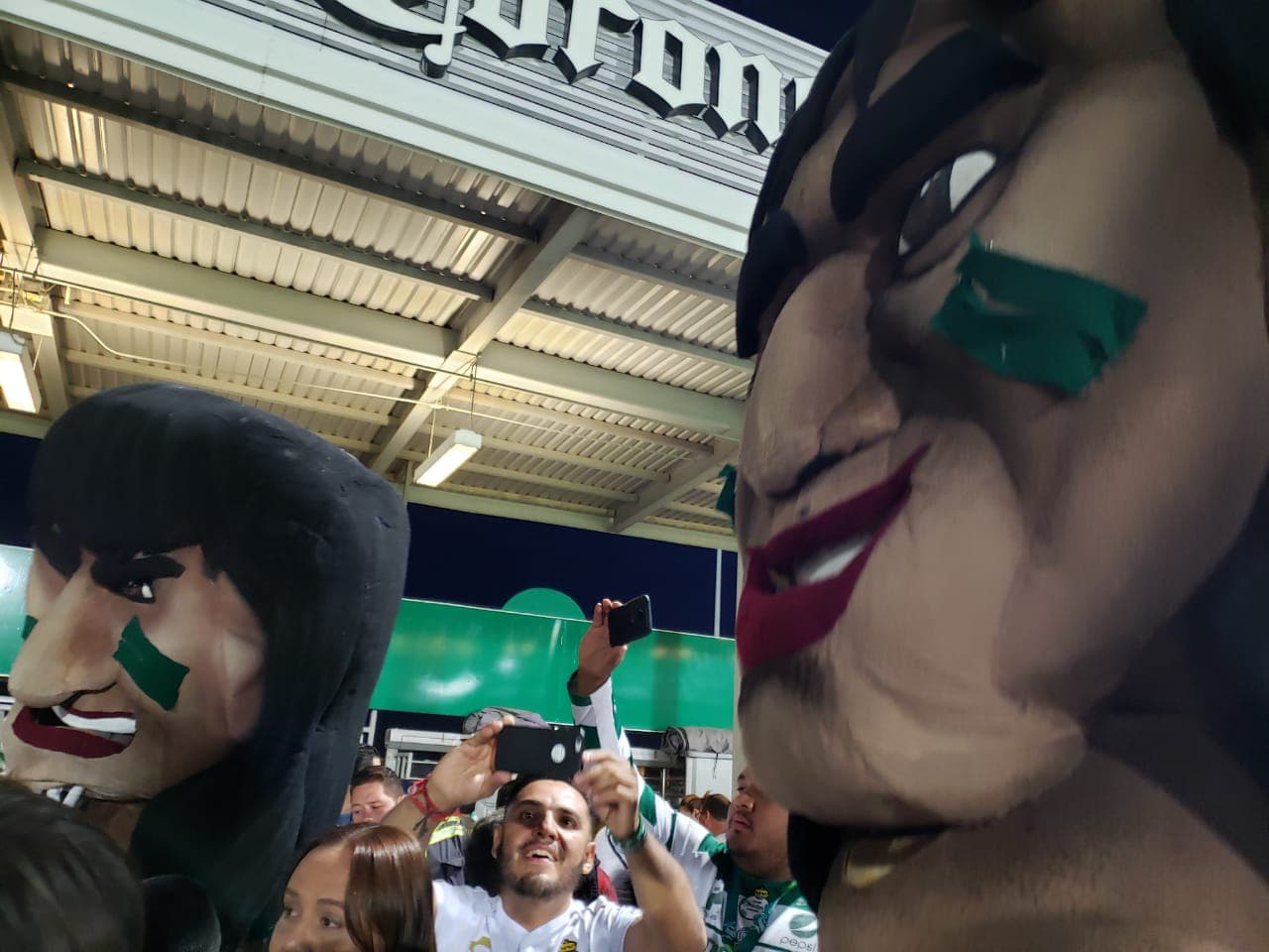 La afición de Santos está ilusionada y muestra apoyo total para Santos.