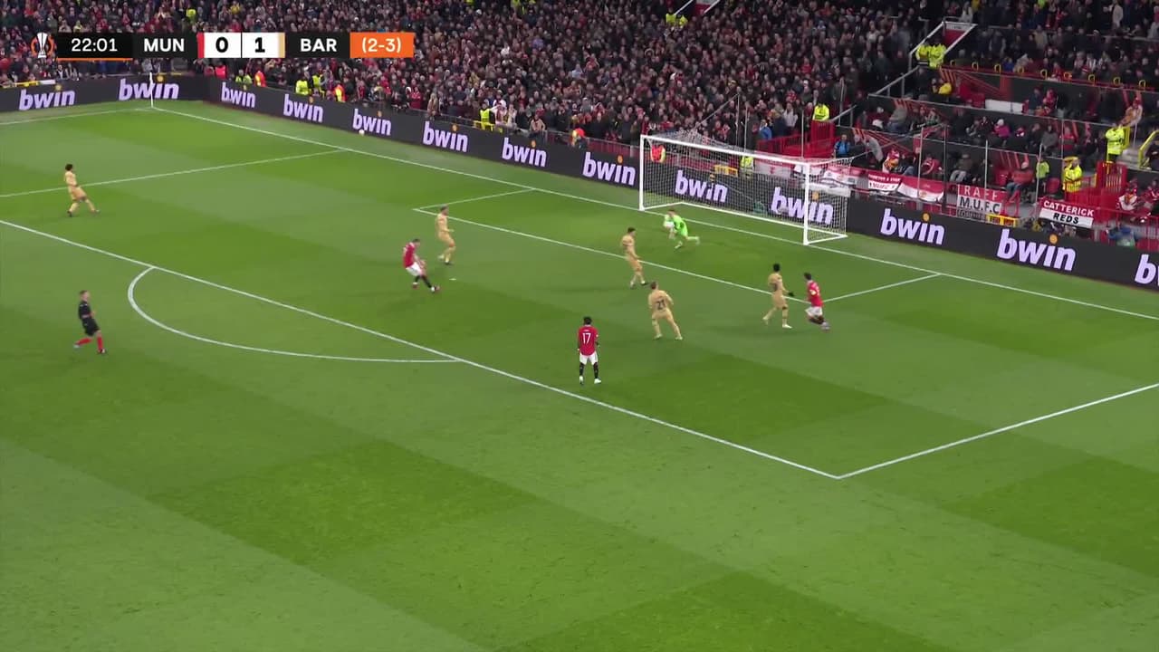 ¡TIRO ATAJADO! disparo por Bruno Fernandes.