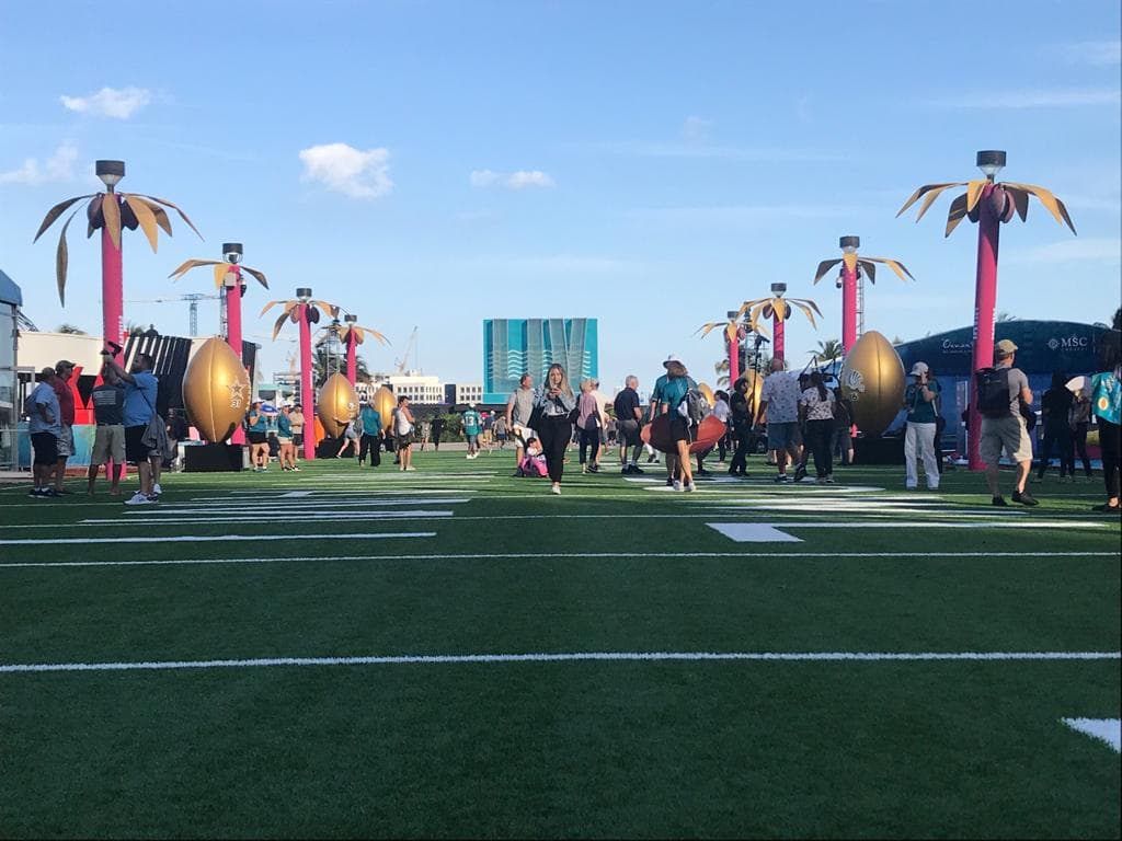 Los aficionados a la NFL pueden disfrutar un espacio para ellos antes del Super Bowl LIV entre San Francisco y Kansas City.