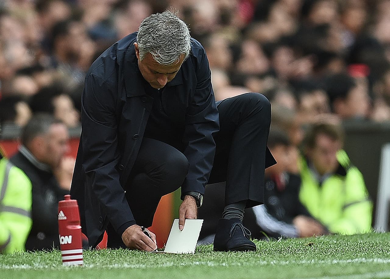 Por su parte Mou se dedicó a hacer apuntes para corregir lo hecho por sus drigidos en el entretiempo. Sólo fueron contadas las indicaciones que el portugués dio, pese a estar abajo en el marcador.