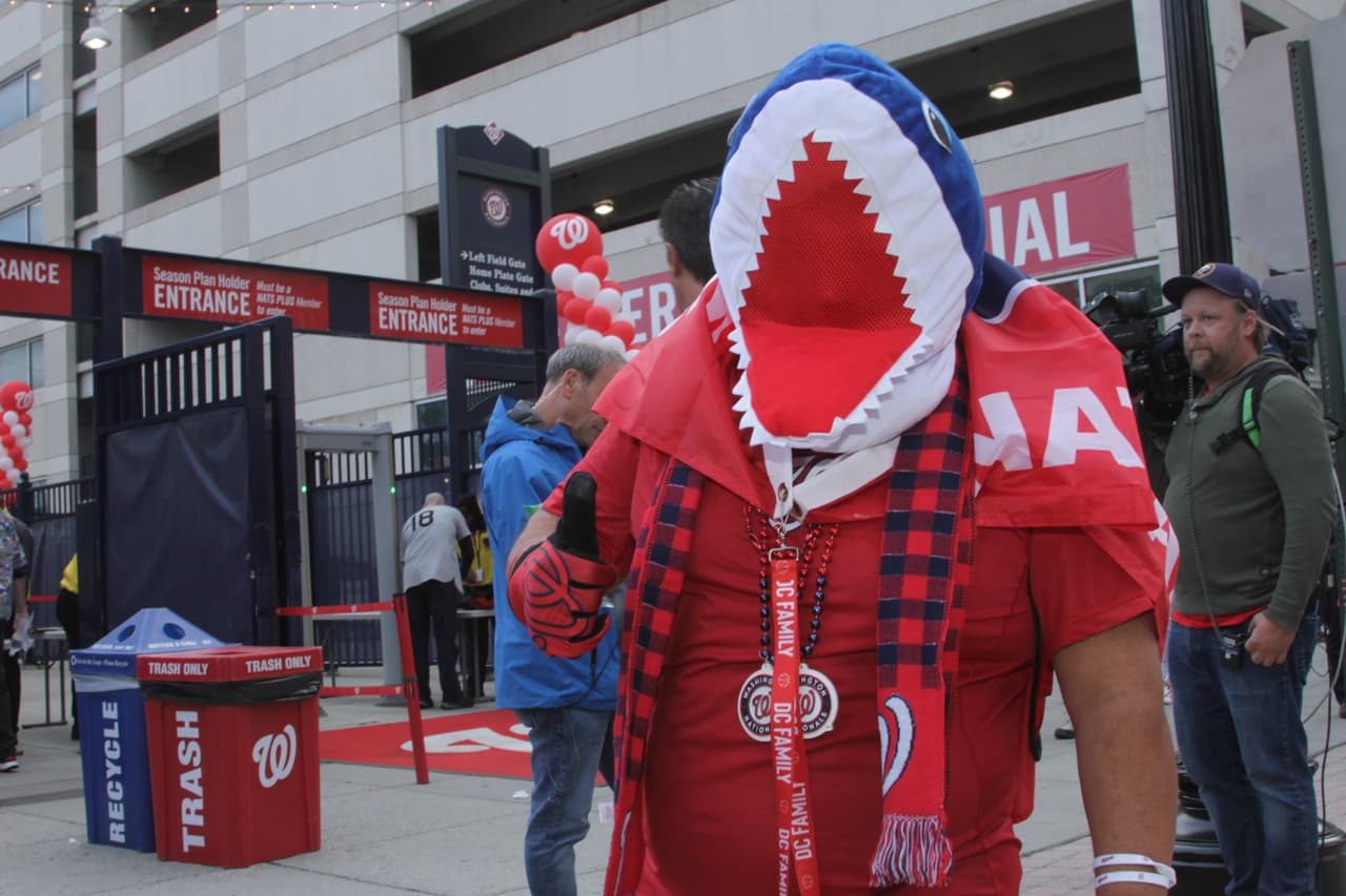 Comienza a caer la noche en Washington y los aficionados empiezan a llegar el estadio para ver el juego 3 de la Serie Mundial.