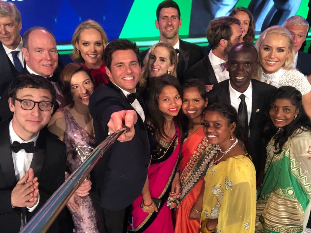 El anfitrión del evento, James Marsden, tomó una selfie al lado de los ganadores de la noche y el Príncipe Albert, para bajar el telón de este gran evento.