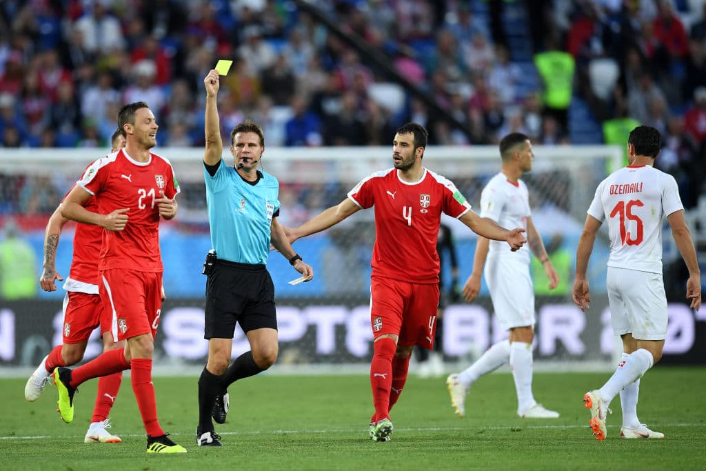 Aquí el árbitro principal del partido sacándole la tarjeta a Nemaja Matic, quien en la primera parte estuvo repartiendo candela a los jugadores suizos.