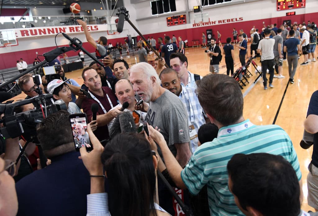 El entrenador principal de la Selección de Estados Unidos será el legendario coach Gregg Popovich, quien aquí atiende a los medios de comunicación tras la práctica del martes. El Team USA debuta el 1 de septiembre en Shanghái ante Turquía.