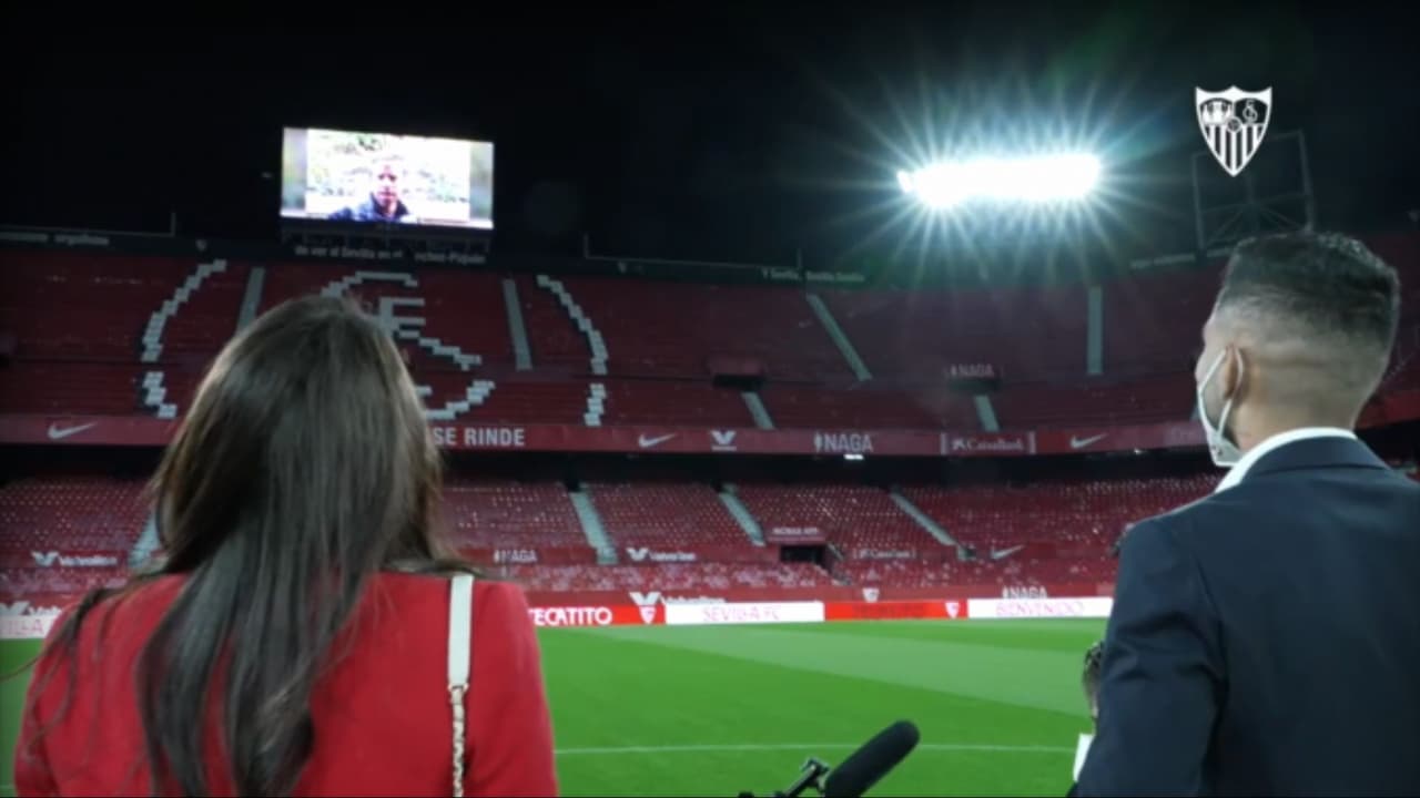 Tecatito ve un video en el Ramón Sánchez Pizjuán durante su llegada.