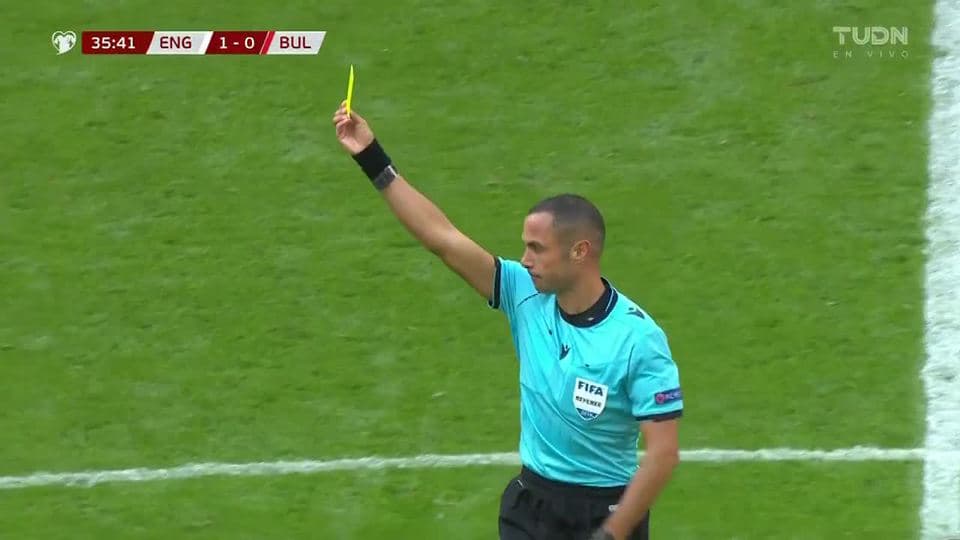 Tarjeta amarilla. El árbitro amonesta a Nikolay Georgiev Bodurov de Bulgaria