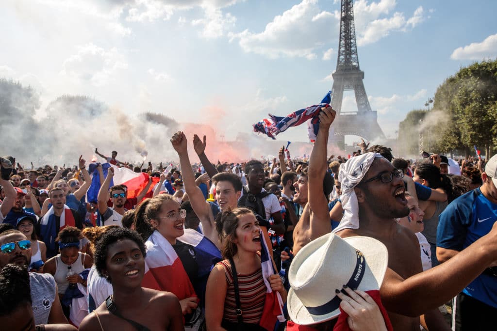 En las calles de París se vive la celebración de los fanáticos por la conquista del título mundial de fútbol por parte de la selección de Francia.