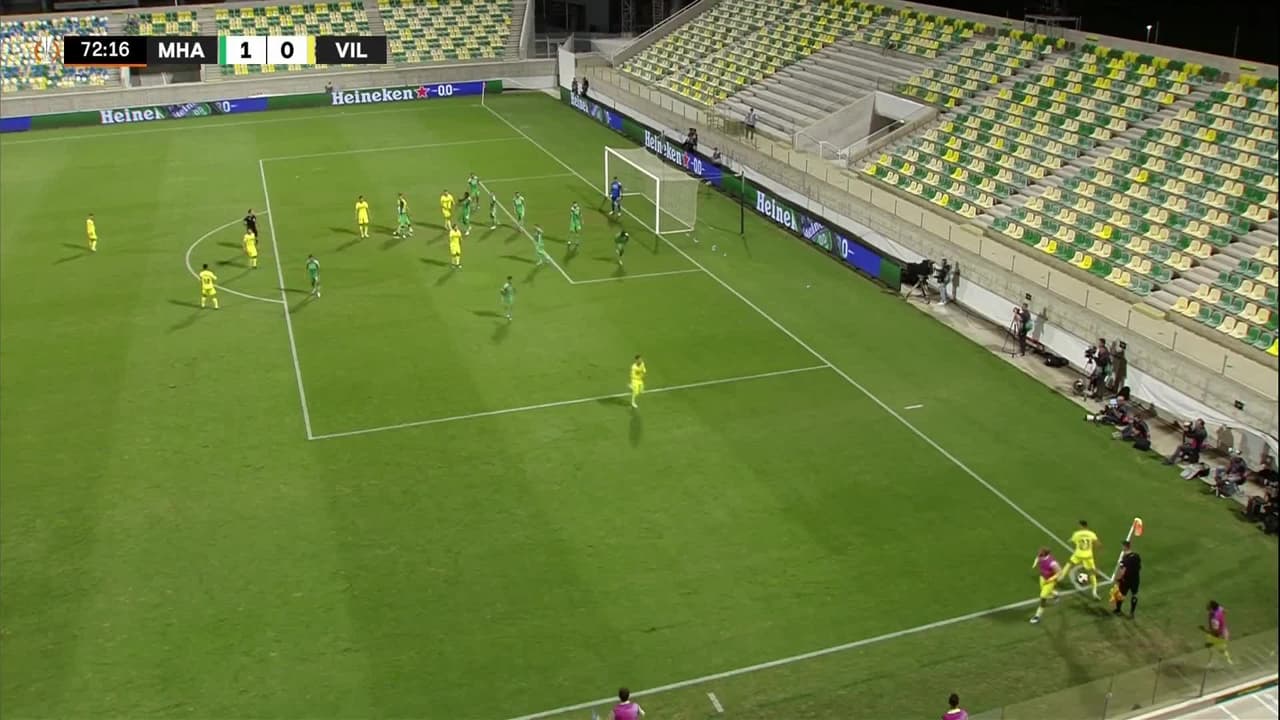 ¡TIRO ATAJADO! disparo por Aïssa Mandi.