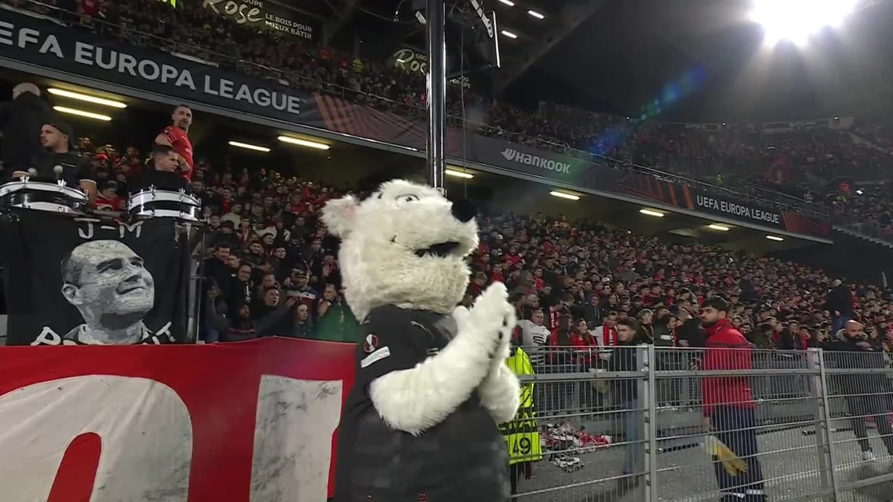 Arranca el partido y la pelota está en juego.