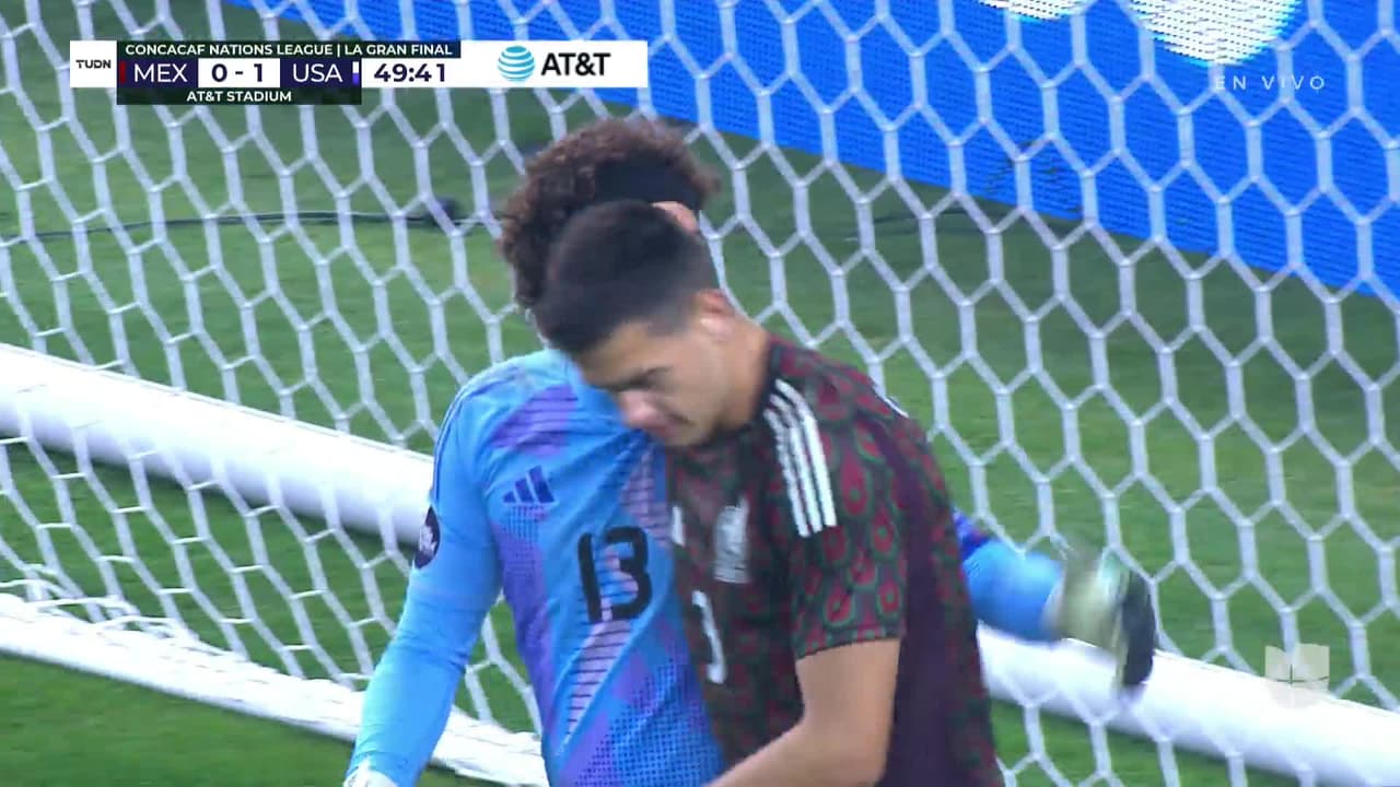 ¡TIRO ATAJADO! disparo por Timothy Weah.