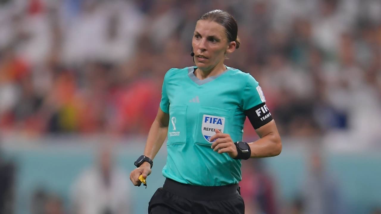 Stéphanie Frappart, la primera mujer que pitó un juego de Mundial, anunció su retiro