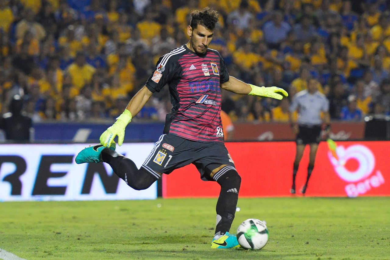 <b>Portero: Nahuel Guzmán</b>. El guardameta argentino de Tigres se lució en la Final ante León y se coronó campeón del Clausura 2019. Según estadísticas que ofrece la propia liga, Guzmán compiló 55 atajadas, 49 mano a mano ganados, 131 balones recuperados y 99 por ciento de despejes de mano acertados.