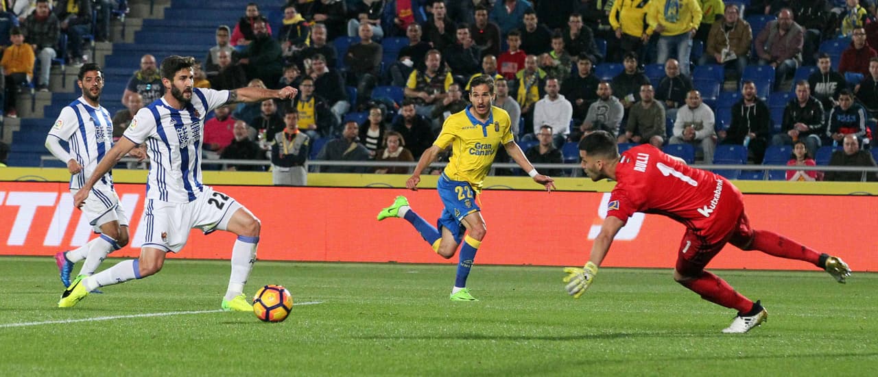 El lateral Helder Lopes (Las Palmas) tras un desborde por la banda izquierda. Su centro fue controlado por la defensa rival.