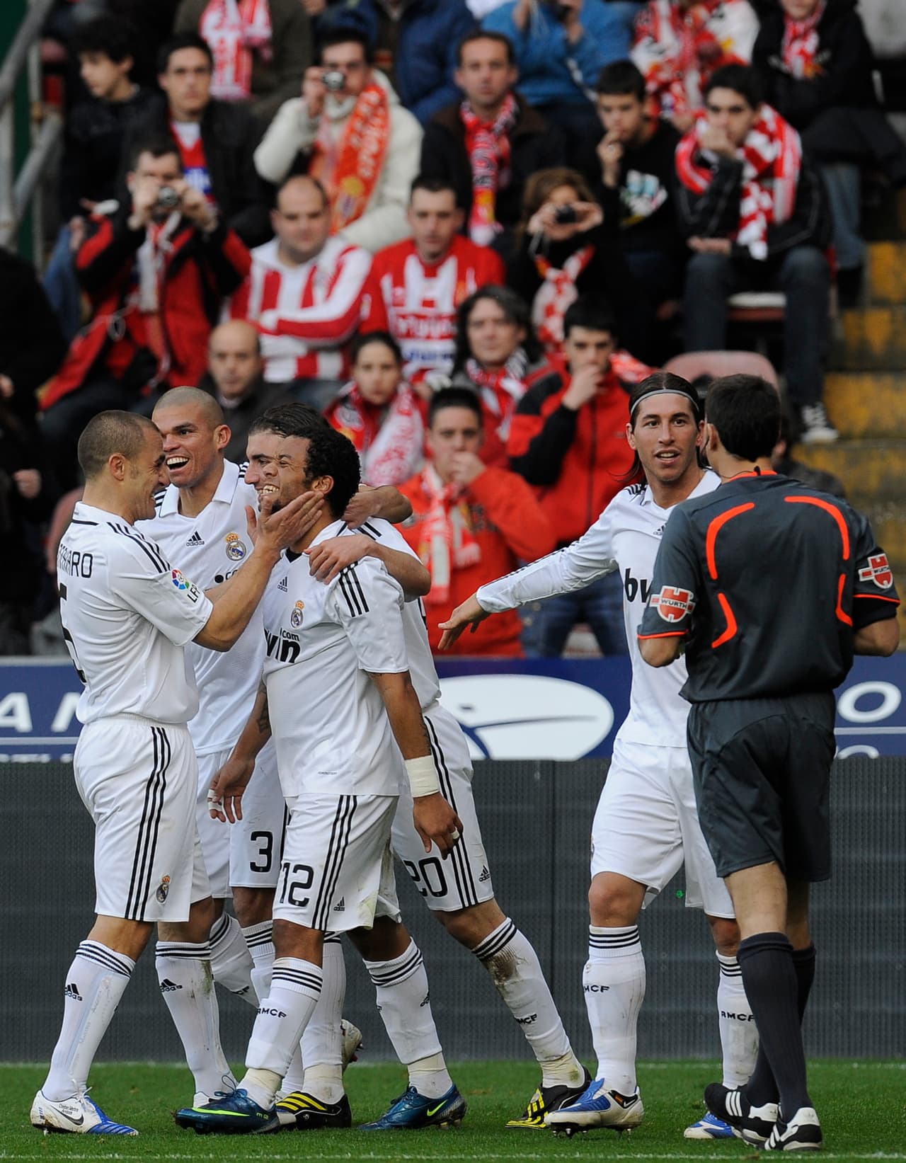Su primer gol oficial lo consiguió en La Liga en el triunfo 4-0 sibre el Sporting de Gijón. El brasileño marcó el 3-0 tras un pase de espuelazo de Gonzalo Higuaín.
