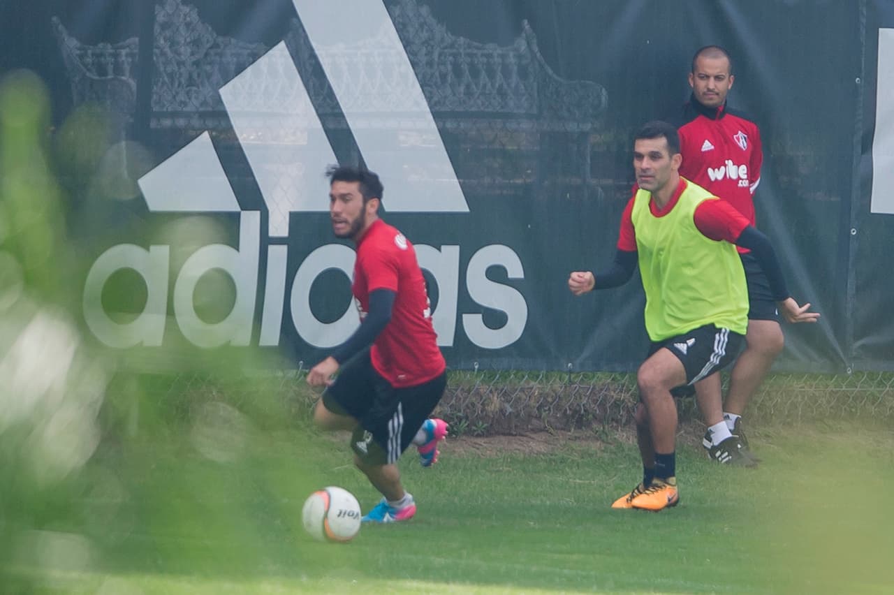 A pesar de que su participación en los partidos oficiales con Atlas sigue en duda, el jugador estuvo muy activo en la práctica.