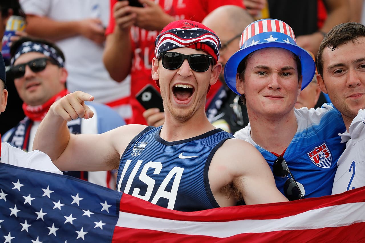 Con banderas, maquillajes, máscaras e incluso con coloridos trajes, aficionados de Ghana y Estados Unidos apoyaron a sus selecciones en partido amistoso previo a la Copa de Oro.