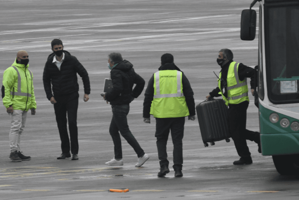 Jorge Messi es captado al tomar un vuelo rumbo a Barcelona.