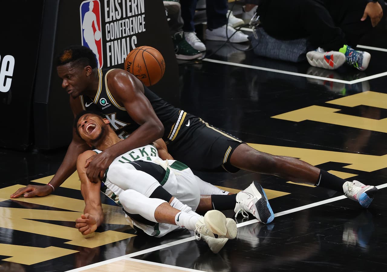 Giannis Antetokounmpo se lesiona en el tercer cuarto.
