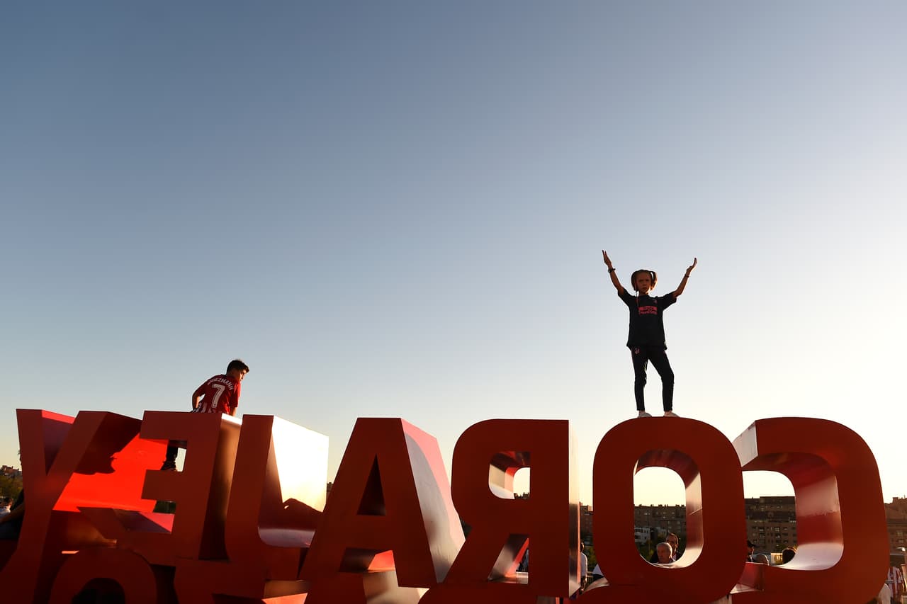 Cae la tarde y el Wanda Metropolitano recibe a miles de aficionados colchoneros.