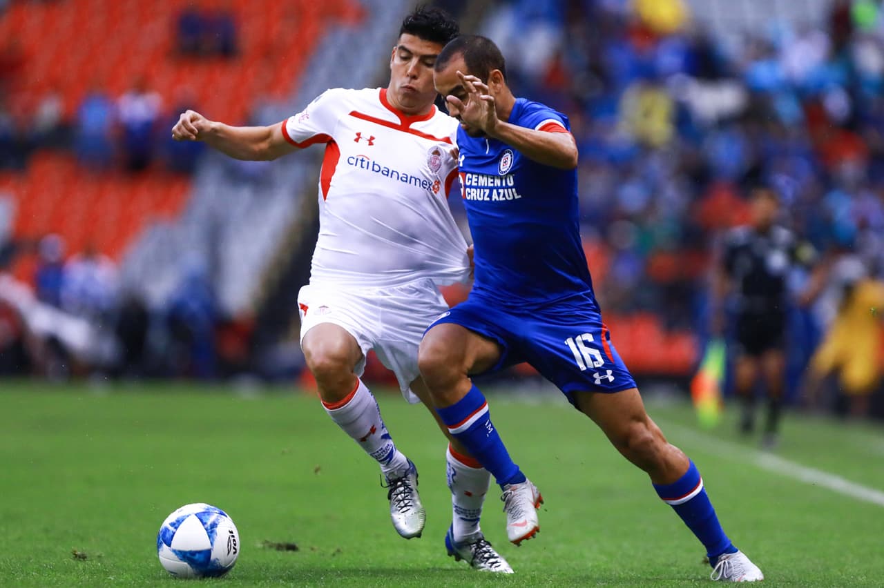 Adrián Alderete (16) de la Máquina en labores de marcaje en zona defensiva. Una constante en los primeros 15 minutos de juego para los celestes ante la insistencia de los choriceros.