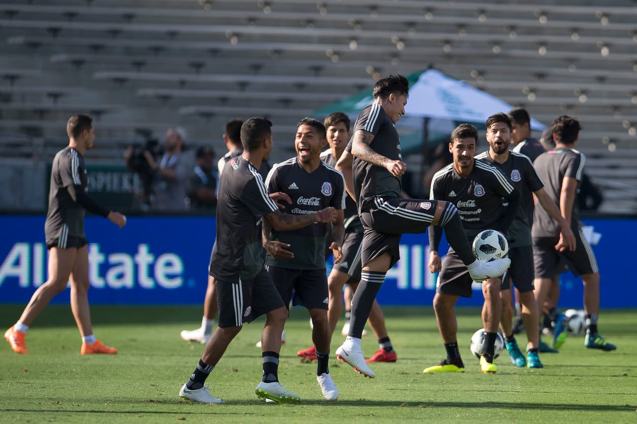 La selección mexicana realizó su último entrenamiento previo al juego ante el combinado de Gales a puerta abierto en el Rose Bowl, donde cientos de aficionados pudieron disfrutar y ver a sus futbolistas favoritos.