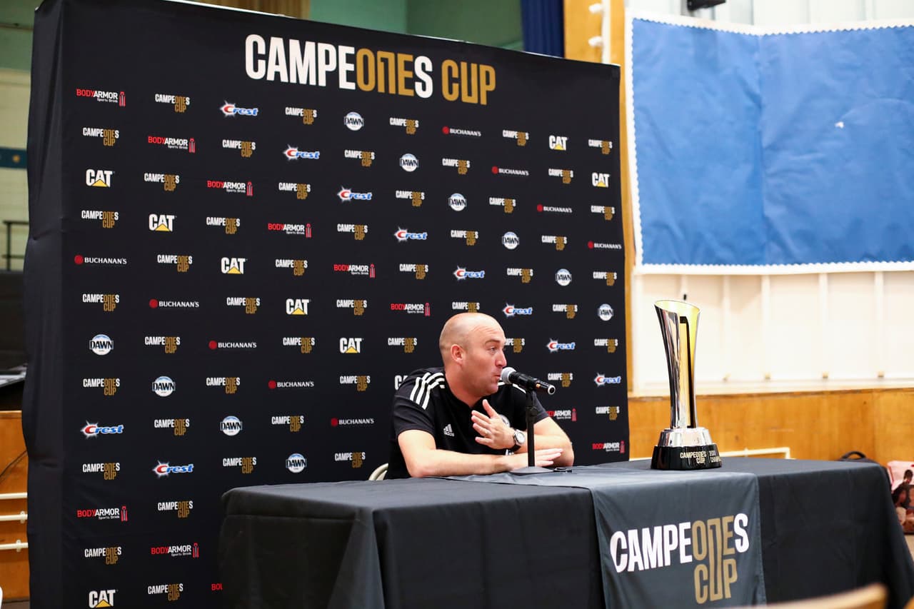 Luego el trofeo estuvo presente en las conferencias de prensa de los entrenadores de ambos equipos.
