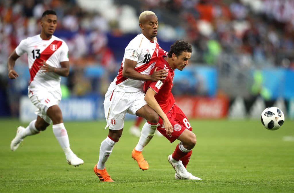 Nada más escucharse el silbatazo inicial, tanto peruanos como daneses salieron a tratar de controlar el mediocampo, más con ganas que orden pero concentraron el juego en el ecuador del campo.