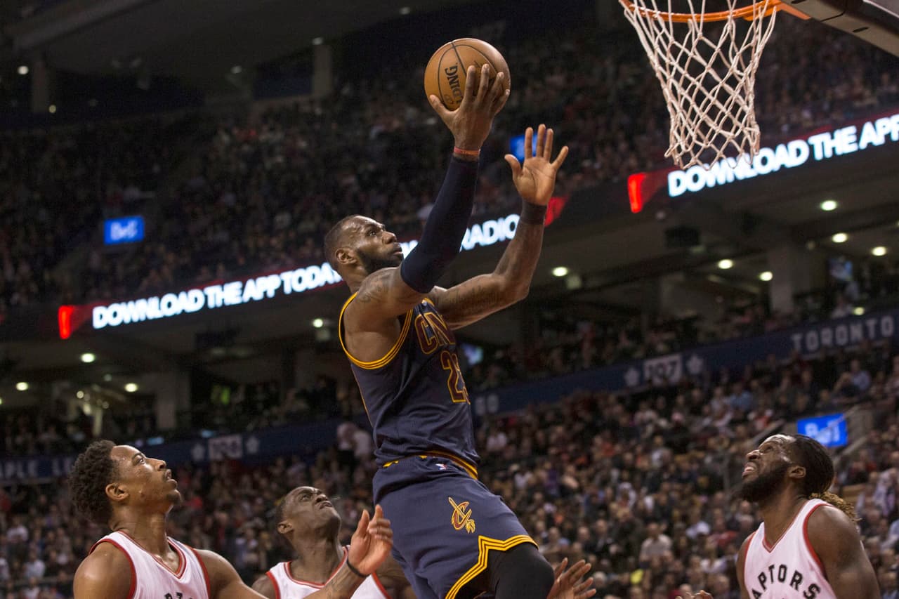 El tridente James-Irving-Love empezó su faena en Toronto, ante un rival impotente que se fue abajo en el primer cuarto 26-30.