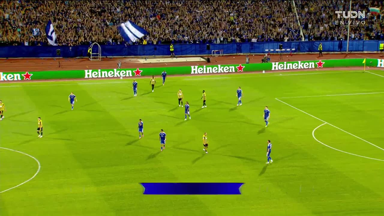 Arranca el partido y la pelota está en juego.