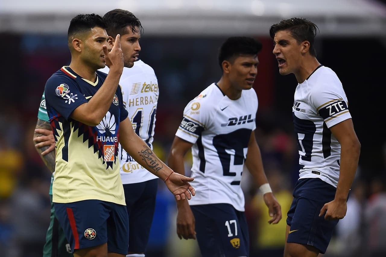 Todo comenzó cuando los Pumas lograron su ascenso a la Primera División en la temporada 1961/1962 y se puso más picante cuando América dejó el estadio Universitario para jugar en el Azteca.