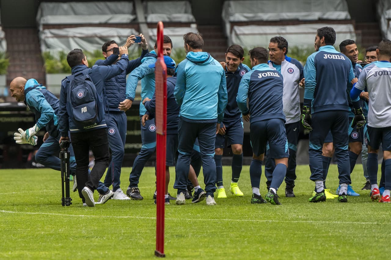 El equipo le hizo 'fila india' a Óscar Pérez.