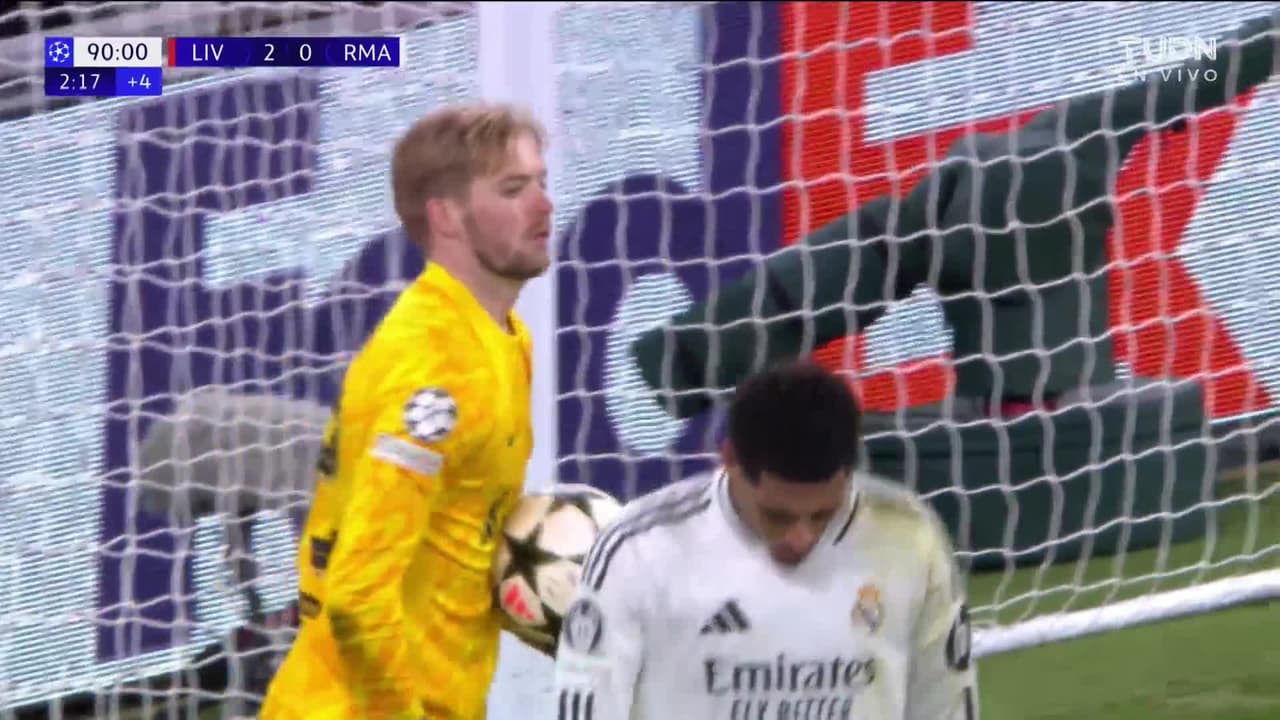 ¡TIRO ATAJADO! disparo por Lucas Vázquez.