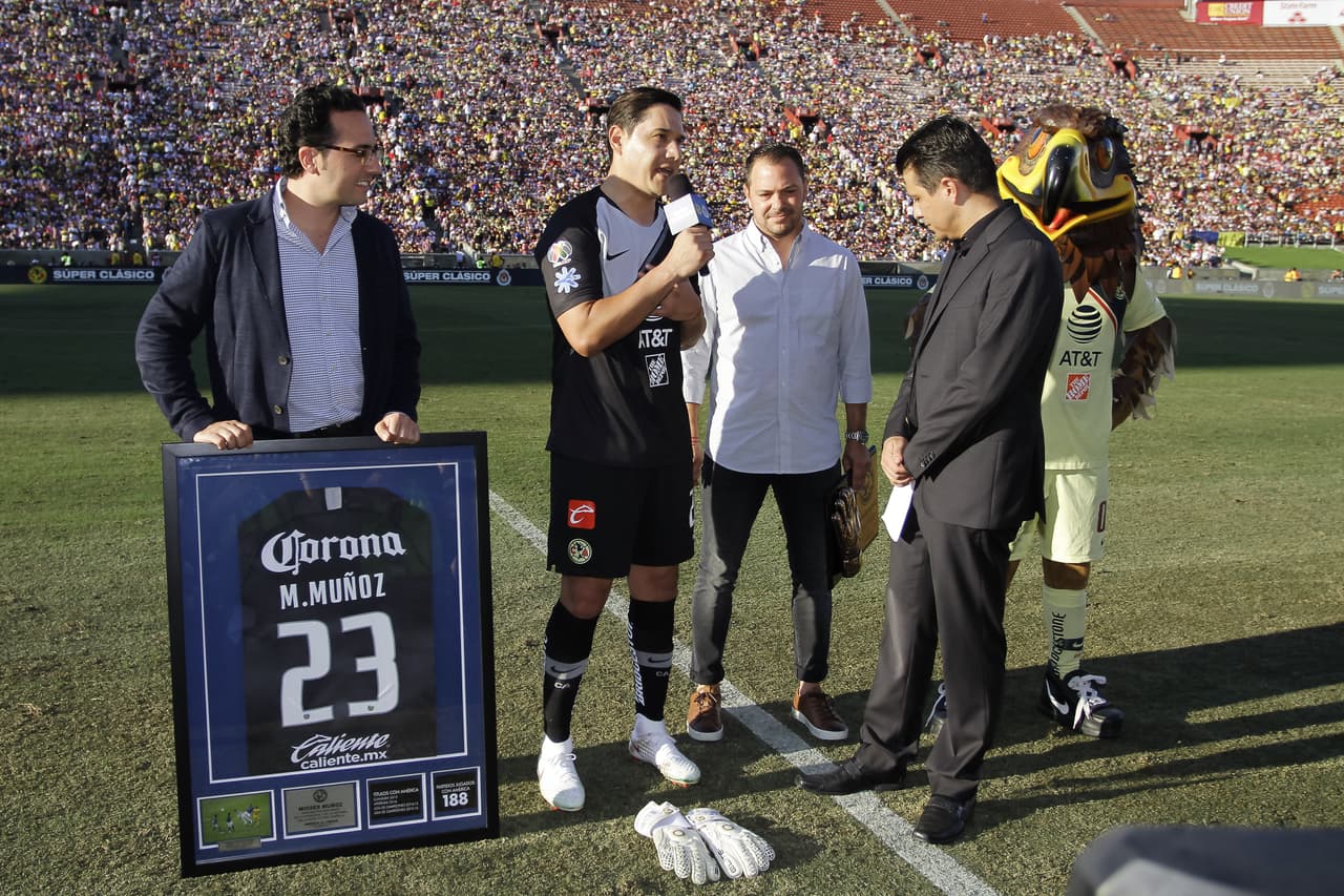 Al remate del primer tiempo, en el descanso, se realizó la ceremonia de la despedida del arquero.