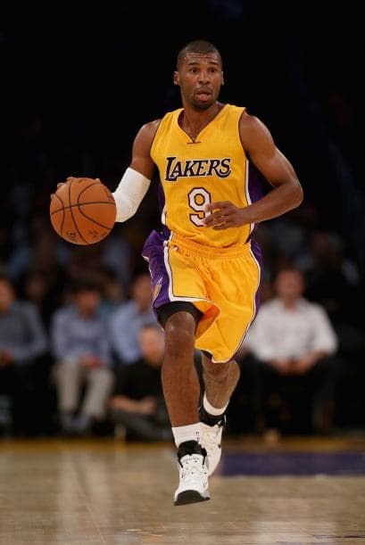 Jugador de Lakers utiliza su tenis para frenar al contrincante