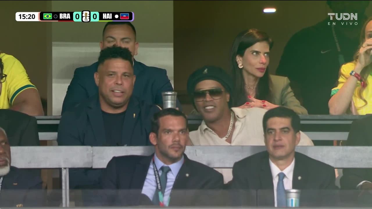 ¡Leyendas presentes! Ronaldinho y Ronaldo viendo a la Canarinha