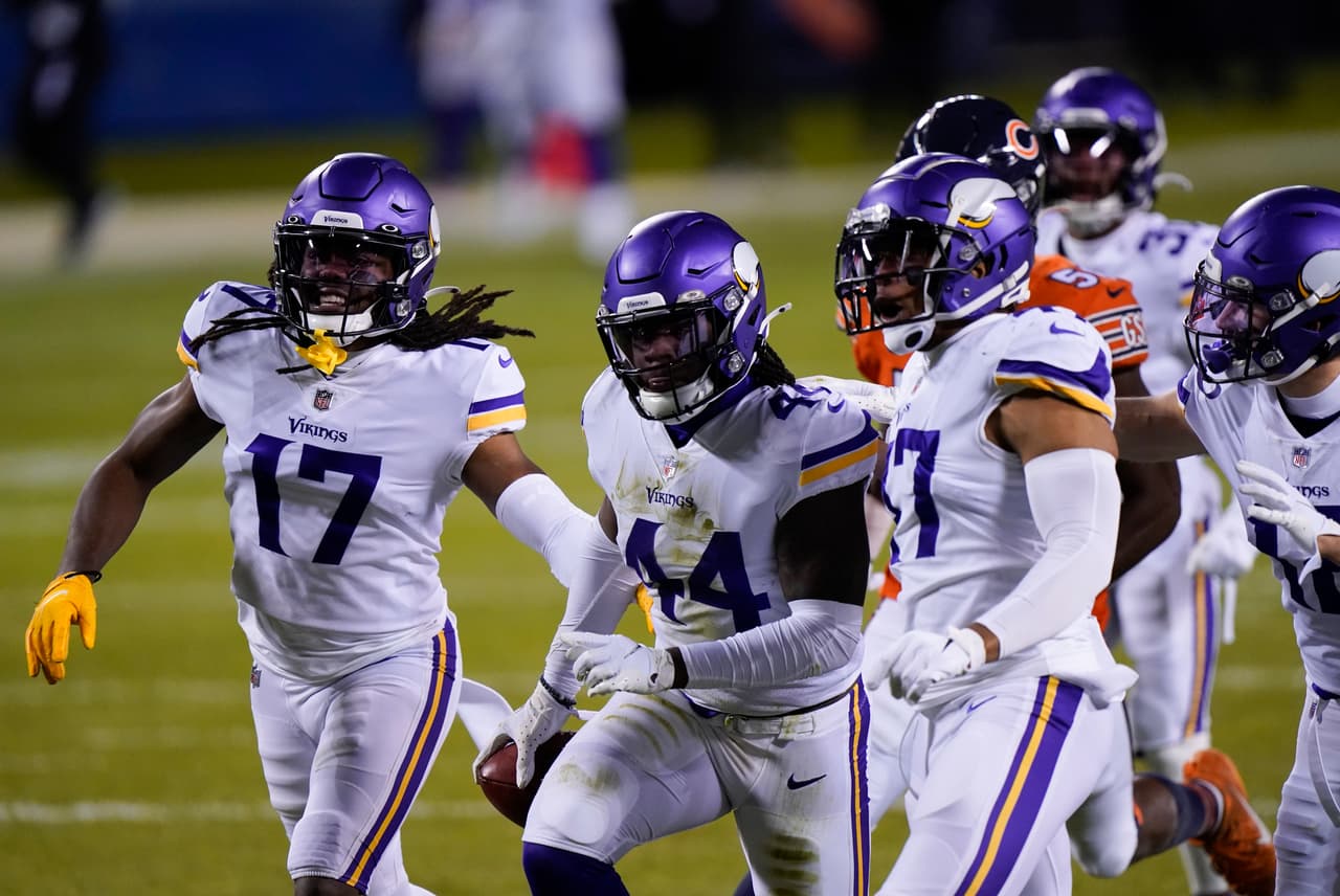 Adam Thielen se encraga de anotar dos touchdowns en la victoria 19-13 sobre los Bears en su propia casa.
