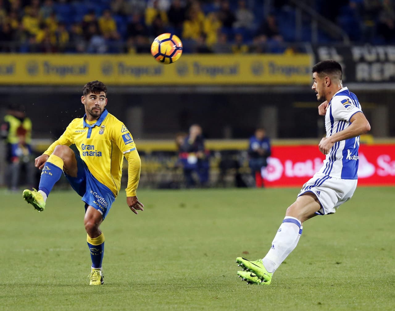 Duelo de extremos derechos durante el partido entre Tano (Las Palmas) y Mikel Oyarzábal (Real Sociedad).