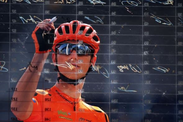 Dubai, Emiratos Árabes Unidos - 06 de febrero: Lukasz Owsian de Polonia y CCC Polkowice Sprandi firman en en el inicio de la tercera fase del Tour de Dubai desde el Dubai International Marine Club de Hatta Dam.