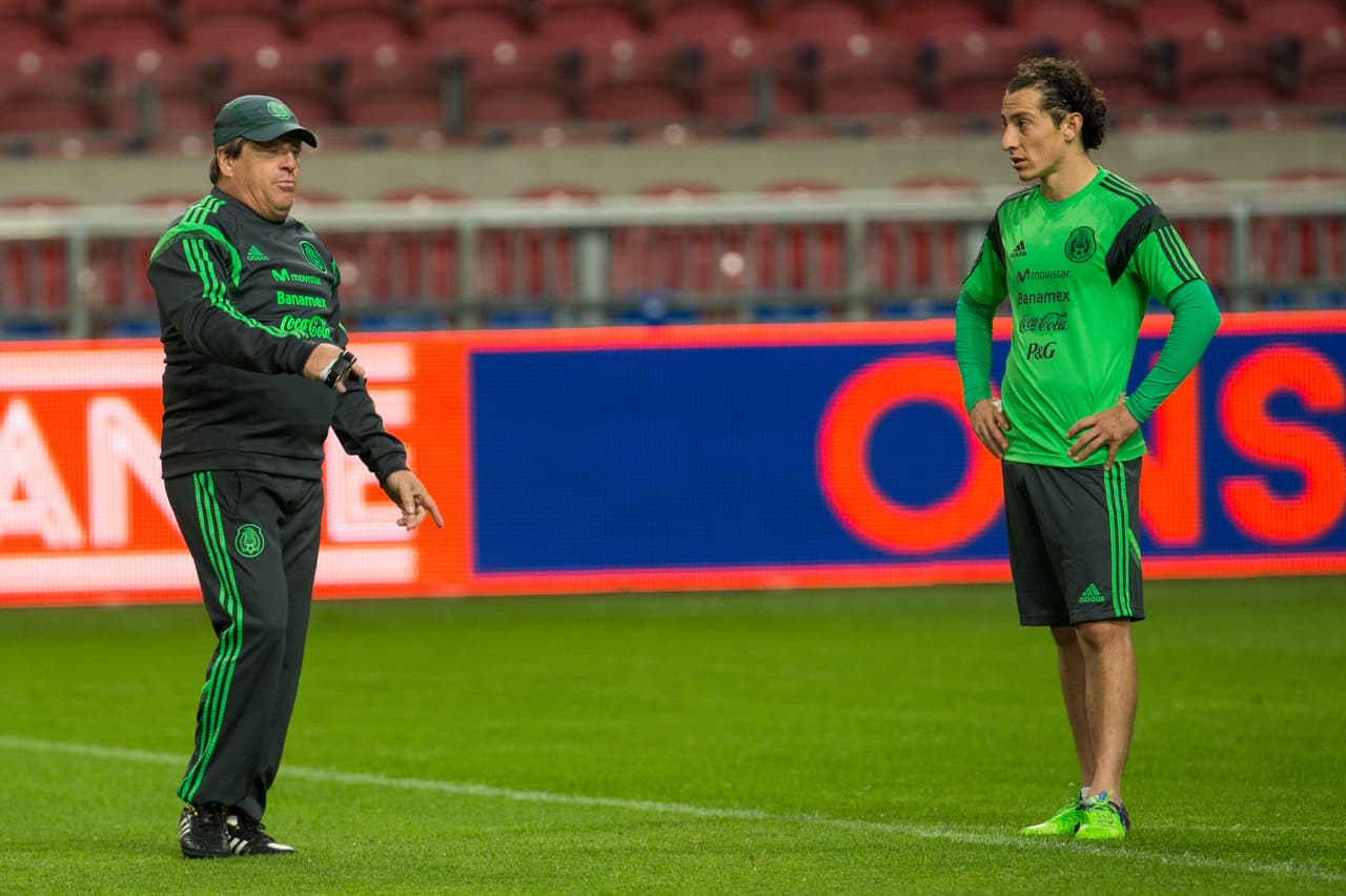 Herrera dirigió a México en la clasificación del repechaje a Brasil 2014 y en el propio Mundial, donde llegó a octavos de final. Una pelea con un comentarista provocó su despido en 2015.