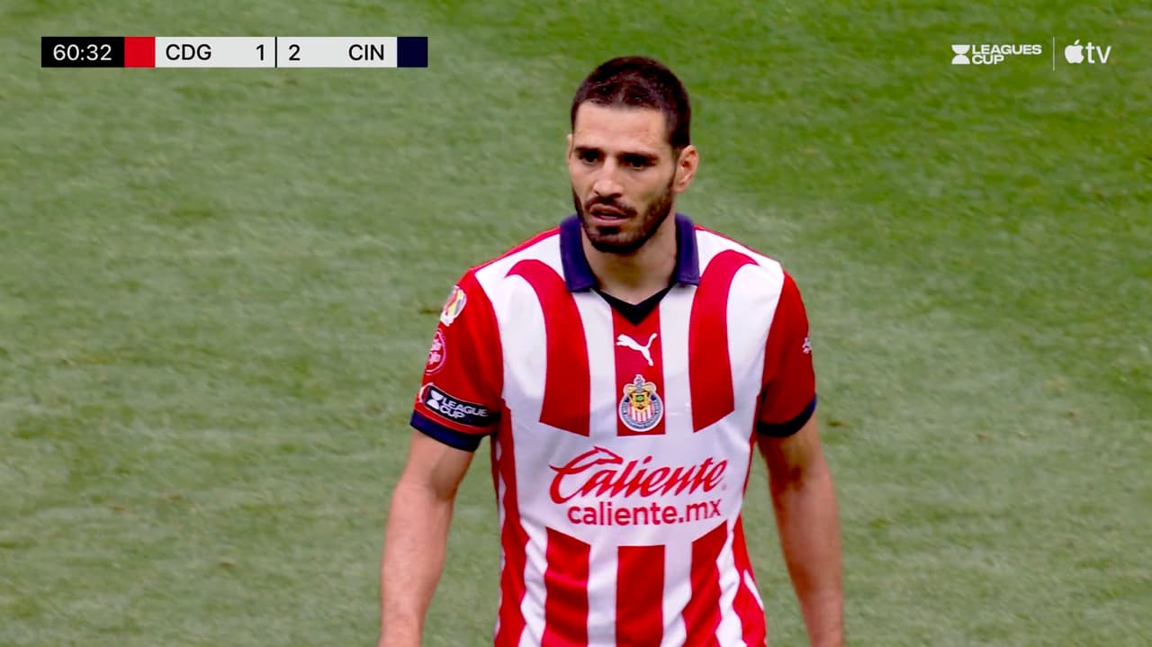 Como de basquet... ‘Pollo’ Briseño remata y acorta el marcador