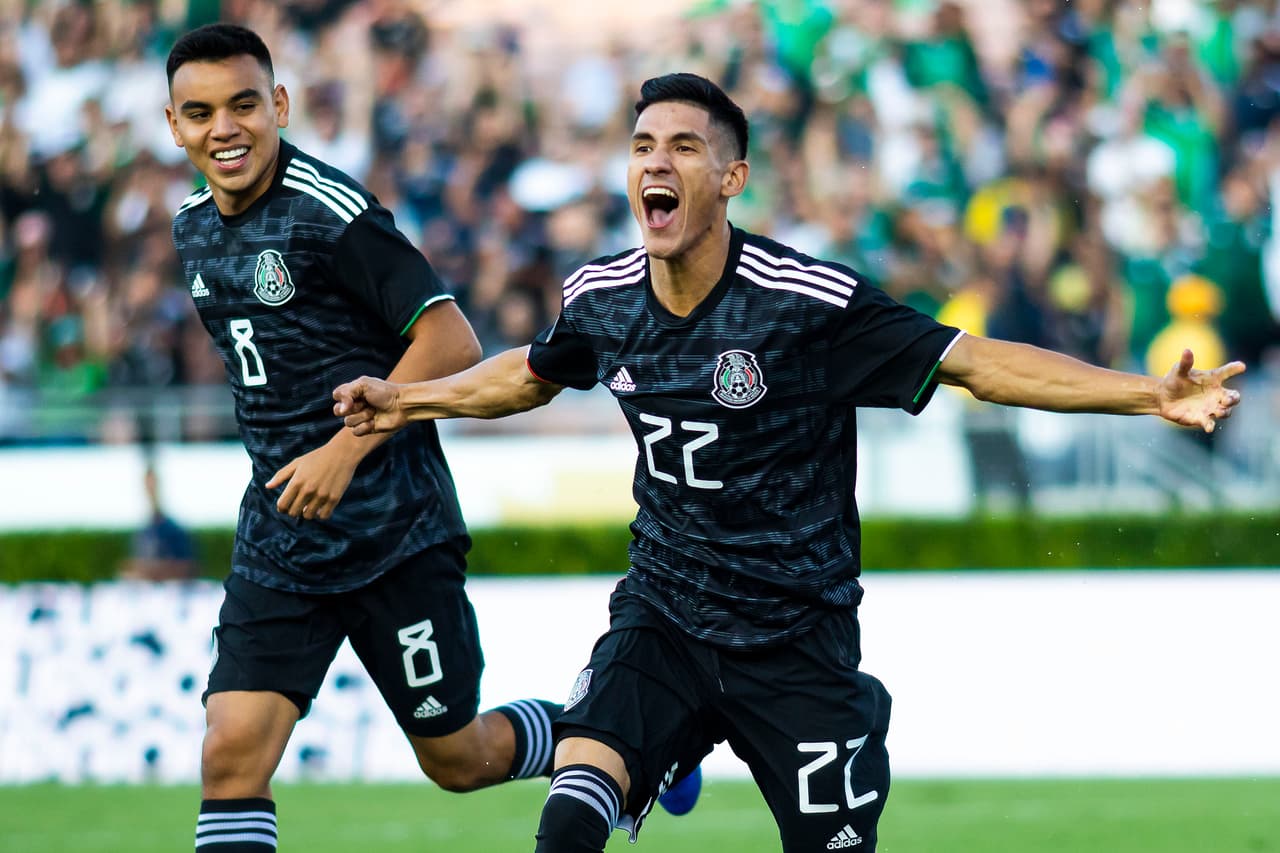 Apenas a los dos minutos de juego Uriel Antuna (22) marcó el primer gol de la tarde para México.