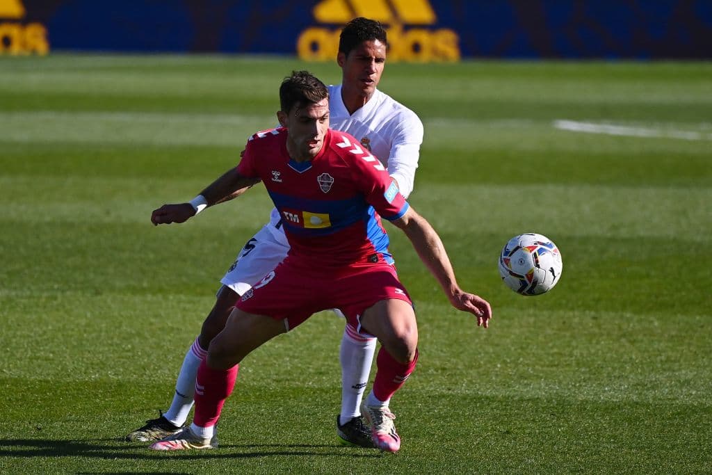 El doblete de Karim Benema (73' y 90+1'), el Real Madrid logra vencer 2-1 al Elche y continúan en la pelea por el título. El segundo go de Benzema llega como un balde de agua fría para el Elche, que se encunetra en la décimo séptima posición en la tabla con 24 unidades.