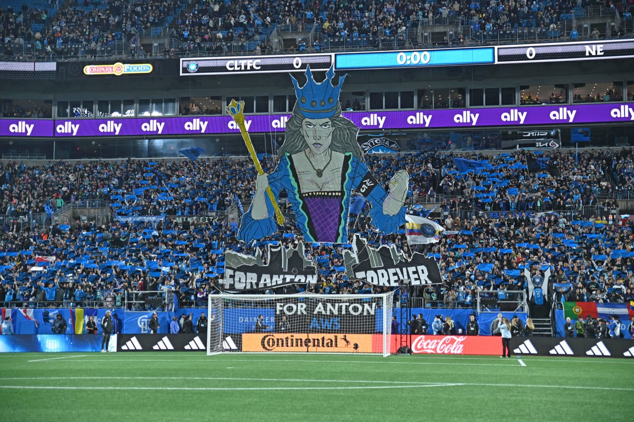 Una multitud llenó el Bank of America Stadium en el debut de Charlotte FC en la temporada regular 2023 de la MLS.