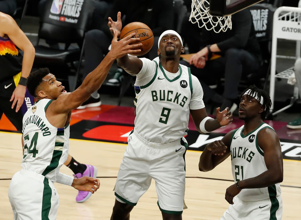 A pesar del susto de su lesión en la rodilla, Giannis arrancó el Juego 1 muy activo y con gran confianza frente al aro, tanto para disparar como para conseguir rebotes.